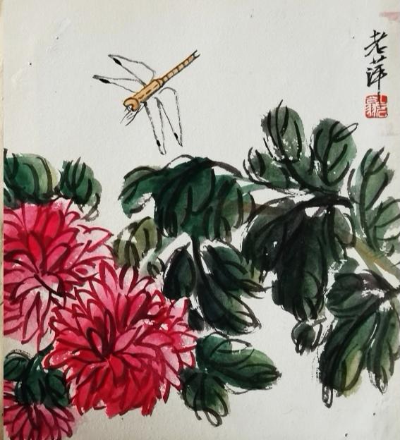题菊蜓图

秋菊凝红绽素笺，
清风曳叶墨如烟。
蜻蜓漫舞花间上，
野趣天然白石篇