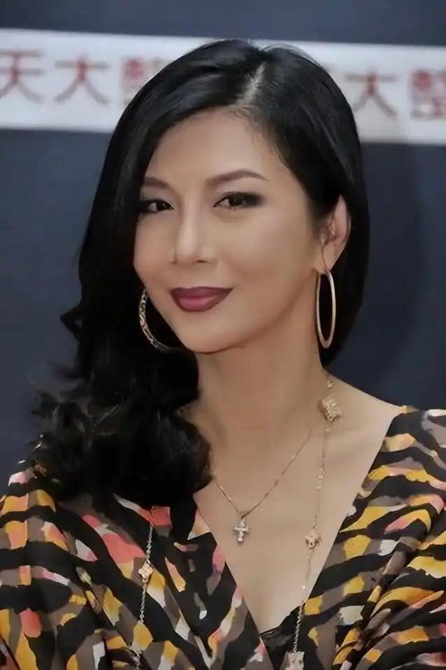 港片黄金时代，有这样一位实力女演员——吴家丽。1963年生于香港的她，毕业于无线