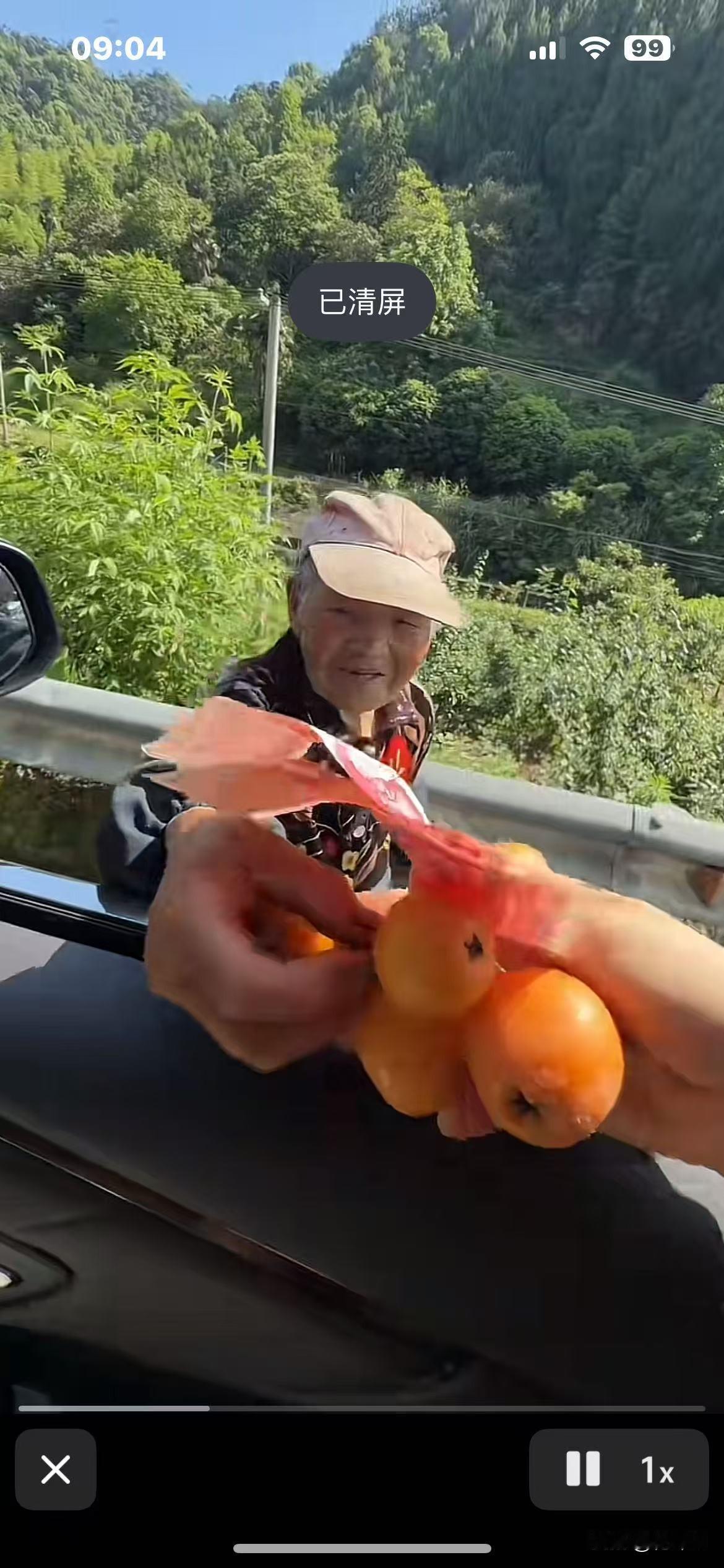 她这一行为，下面的评论辣眼了！一慈善女士偶遇一老人，想帮助她一下，给了她200元