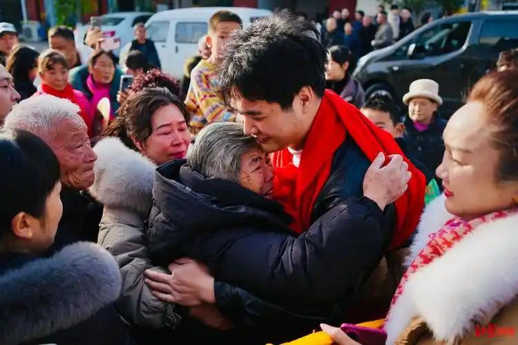 今年春节我为团圆做了不少努力。虽然一年到头没赚多少钱，但我还是毅然决定回家。有钱