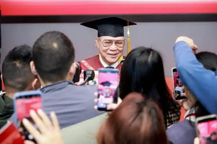 2026年1月14日，霍启刚发文祝贺父亲霍震霆获授中国人民大学法学名誉博士学位。