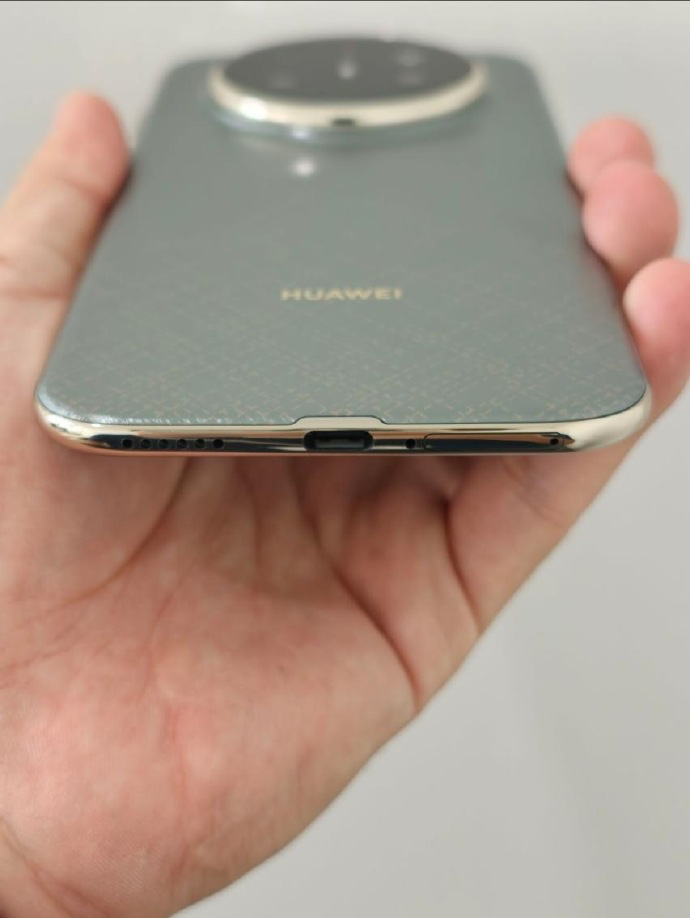 华为Mate70Air曝光 ​看起来是有sim卡槽的，薄是真的薄啊 ​​​