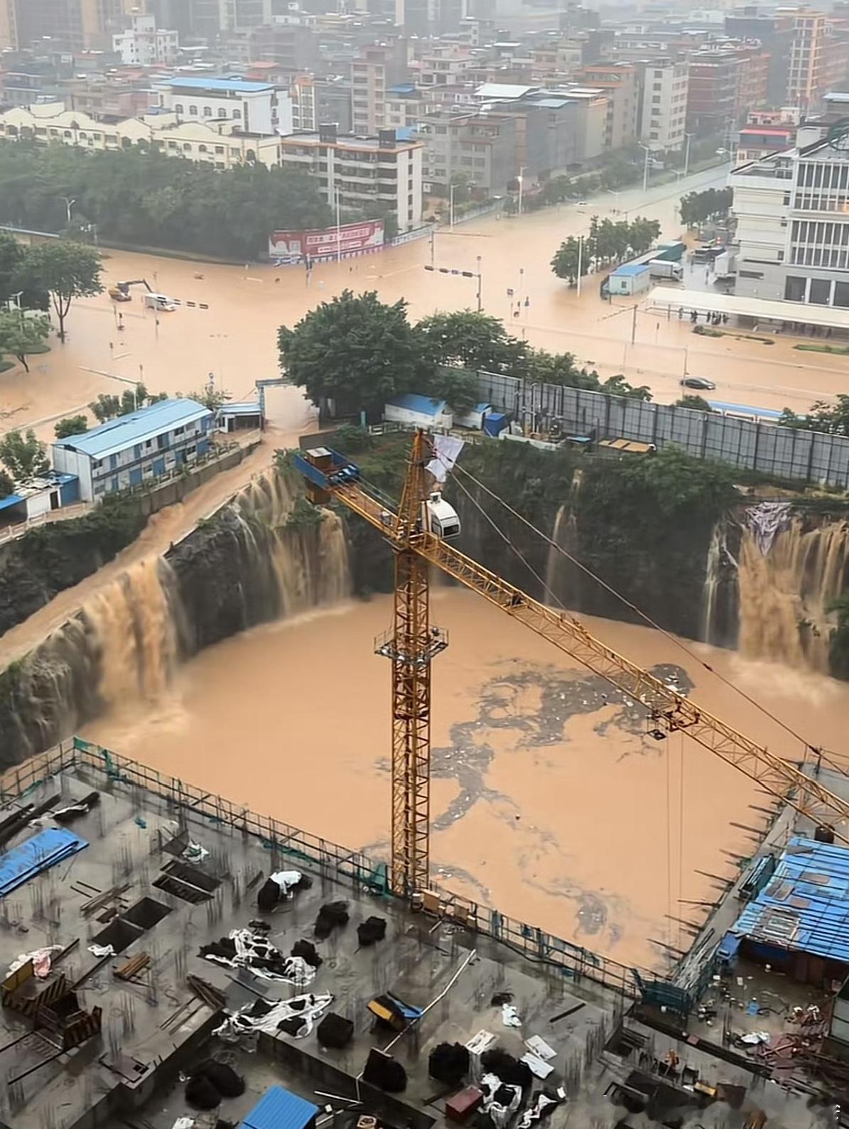 全力以赴！南方暴雨肆虐，多地抗洪救灾全面紧急推进
 
2026年7月主汛期来袭，