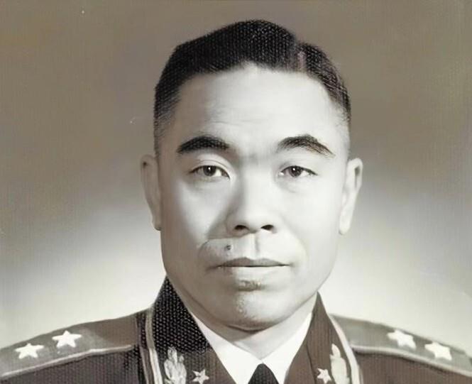 1955年，授衔仪式结束后，曾泽生流着泪说道：“感谢彭老总，是他让我赢得了中将的