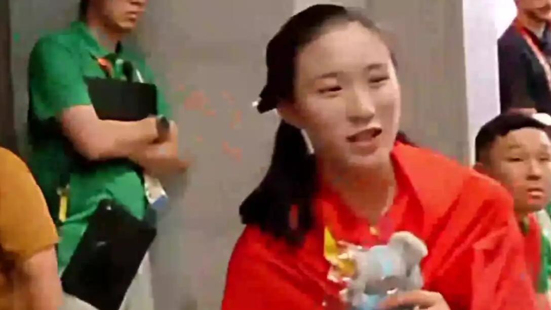 【17岁姑娘刚拿下亚运百米金牌，转头被人塞了本《五年高考三年模拟》，那表情我直接