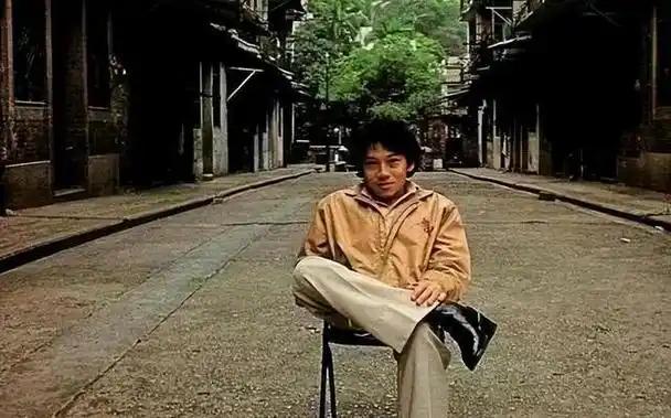 宁得罪江湖大佬，也绝不能惹泰迪罗宾，这是港圈没人敢反驳的铁律 
他两岁摔断脊椎，