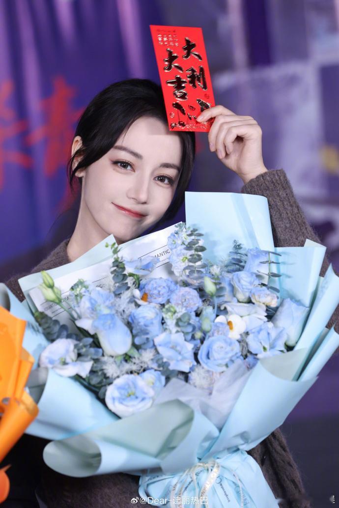 迪丽热巴回应新剧杀青迪丽热巴回应虽然不能同时拥有一切杀青 水下打戏亲力亲为，杀青