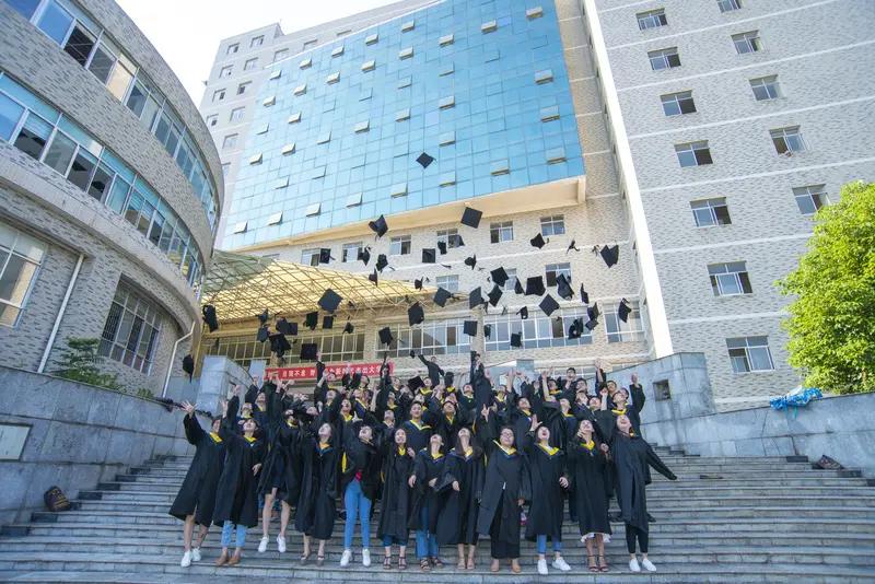 二本师范大学毕业生能当老师吗?二本师范大学的毕业生完全可以当教师，只要你是师范专