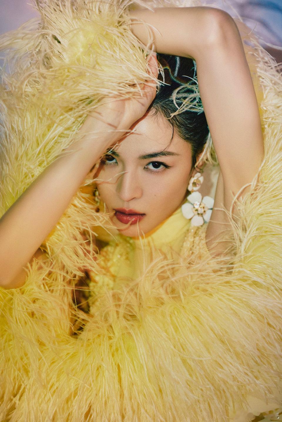 钟楚曦月光羽毛裙  咱们的钟楚曦真的好美啊，完全就是像月光仙子了吧，看到这一条羽