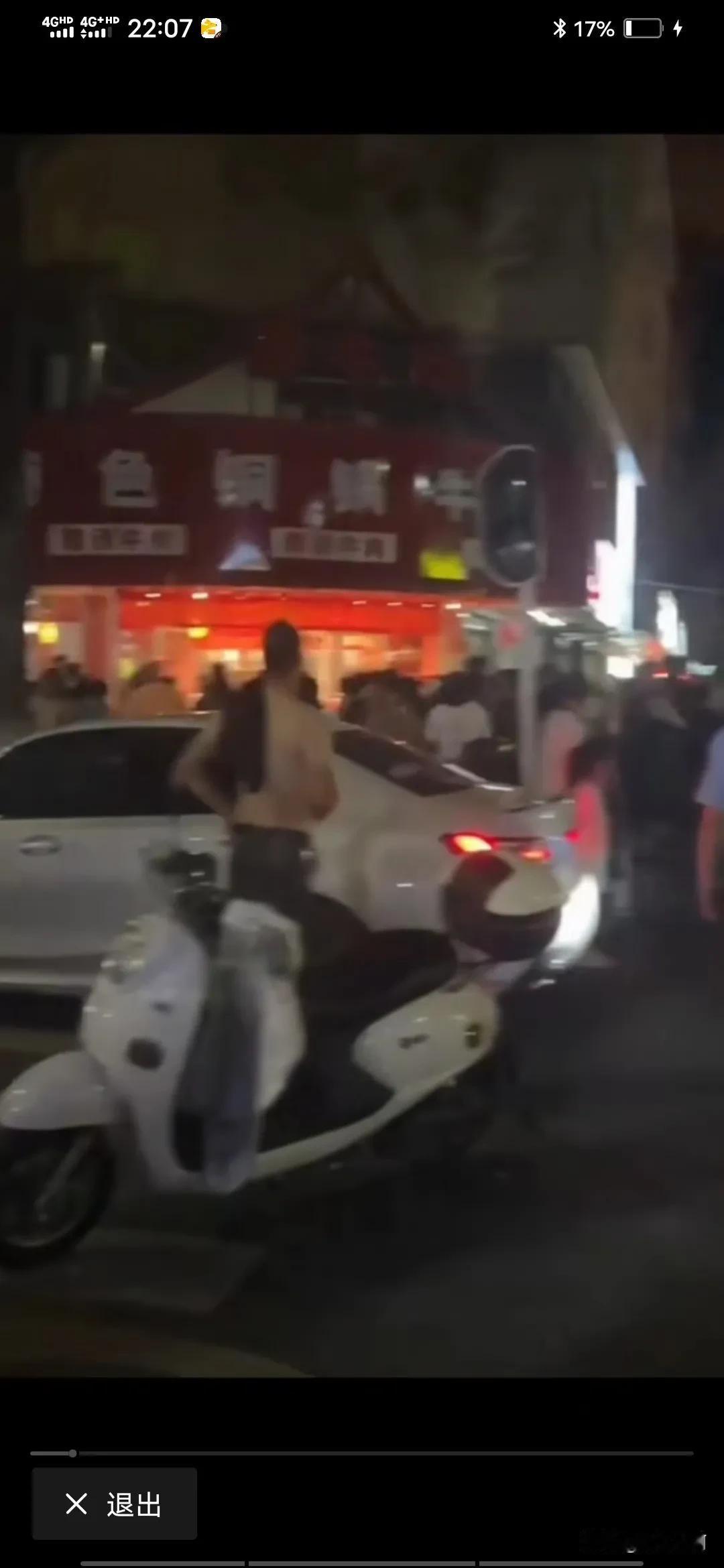 一个网红明目张胆，引导舆论网暴商家，狗主人必须抓起来判刑，你的大型犬无人看管，反