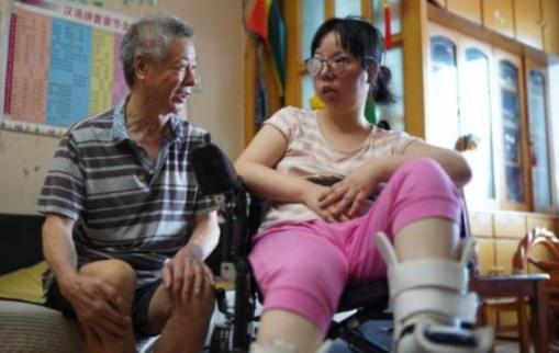 30岁安徽女博士怀孕后瘫痪在床，丈夫悉心照顾，不料，生下儿子后，丈夫看了一眼却说