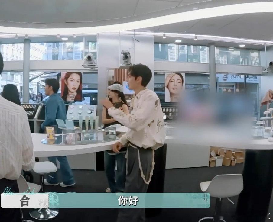 李佳琦给易梦玲试妆 李佳琦给易梦玲试深口红那刻也太专业了！店铺最后一天营业还这么