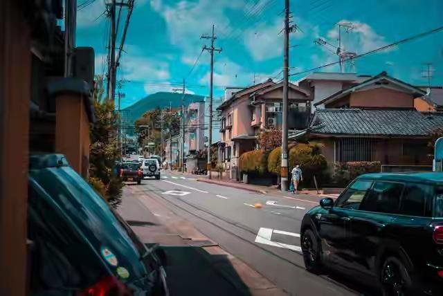 在日本住了五年，临走那天我拎着分错类的垃圾站在楼下，愣了好一会儿。告示牌上写着今