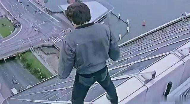 被成龙骗了好多年，原来只有45度，拍摄角度感觉几乎是垂直的 