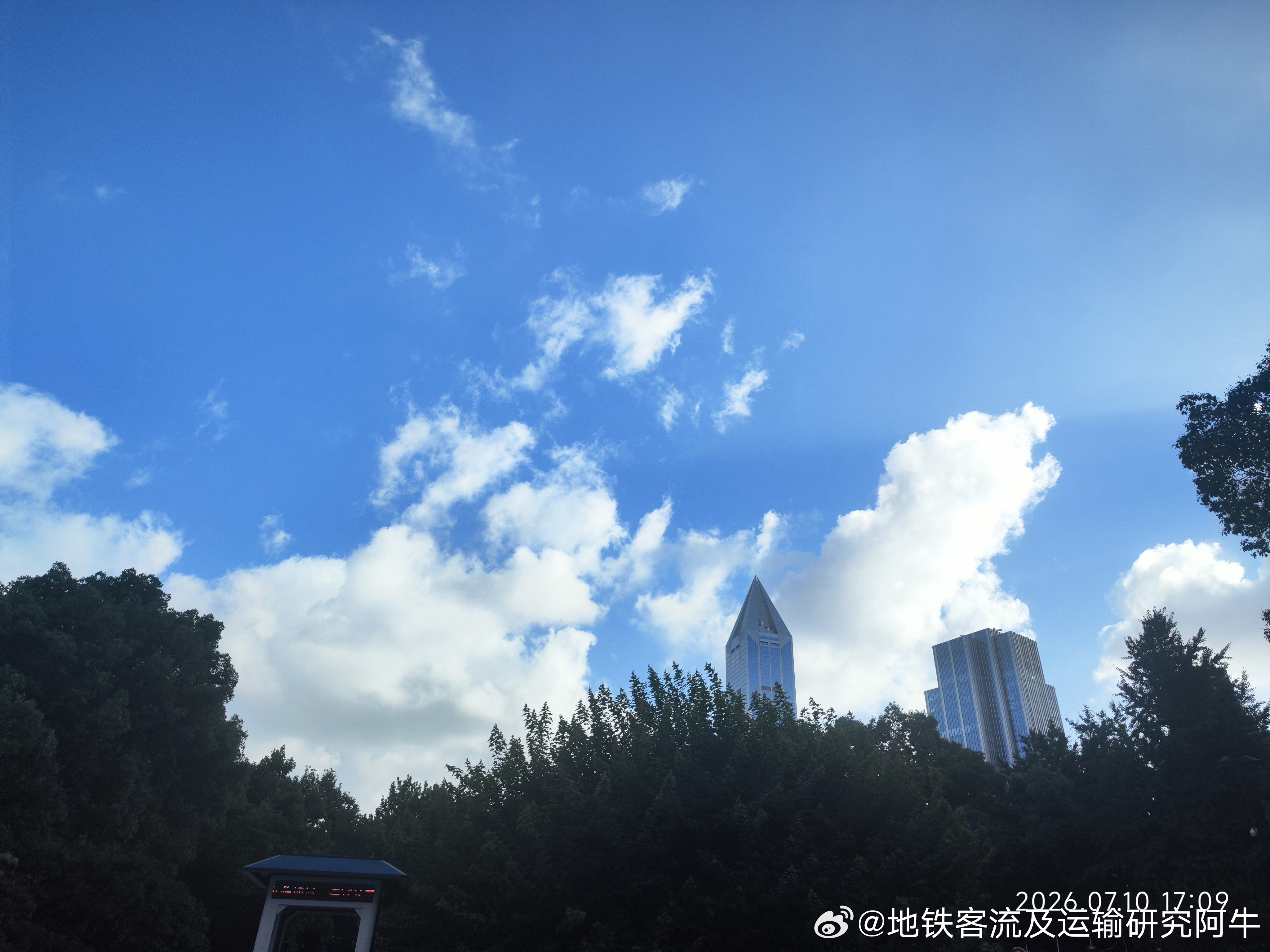 上海地铁 网友投稿：2026/7/10（周五，上海多云，27~34°C）图1： 