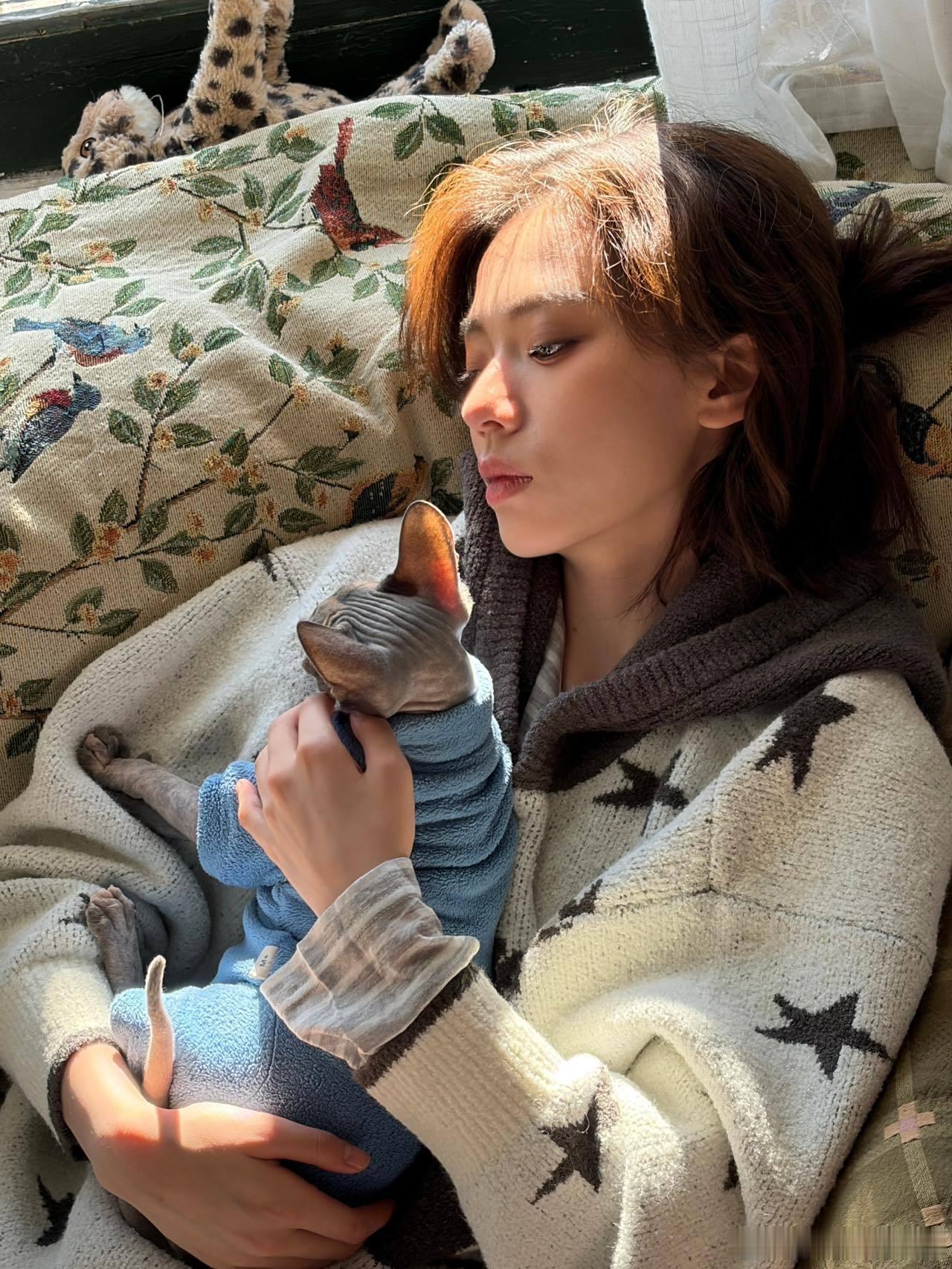 对王晓赟子的反差没有抵抗力 真的会被王晓赟子的反差反复惊艳到！写真里她眼神深邃，