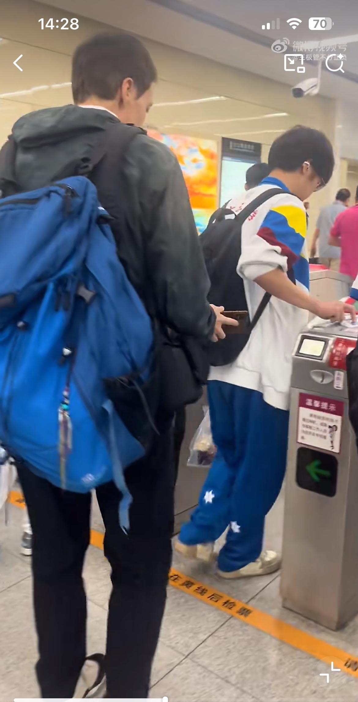 有天津网友爆料，在地铁 2 号线咸阳路站，有一名外国男子经常逃票，网友也向地铁站