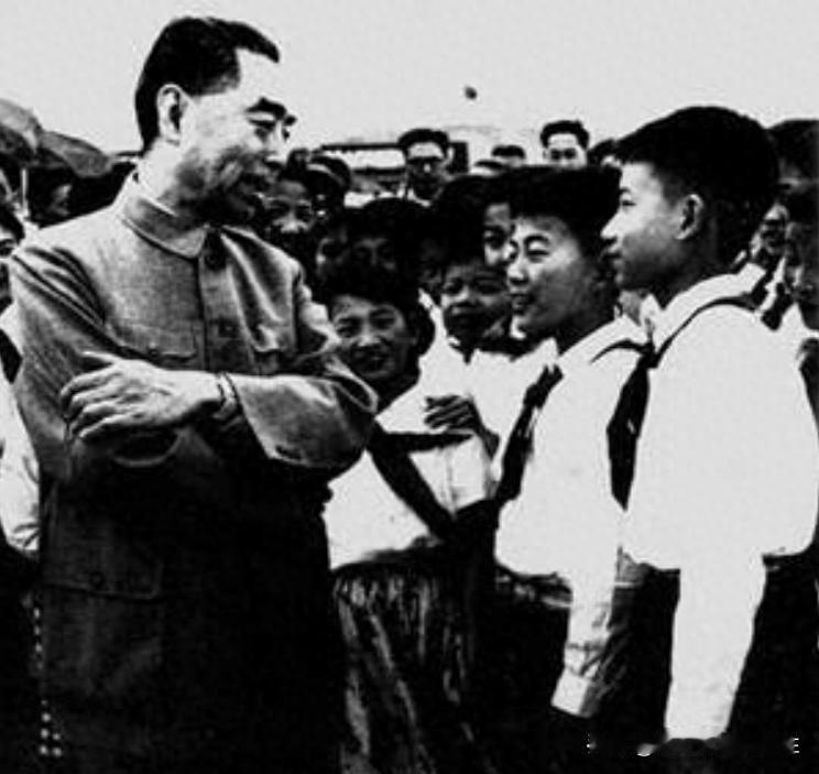 一直以低调作风著称的周总理视察东北时，曾刻意向小孩子展示身份：你认识我吗？
19