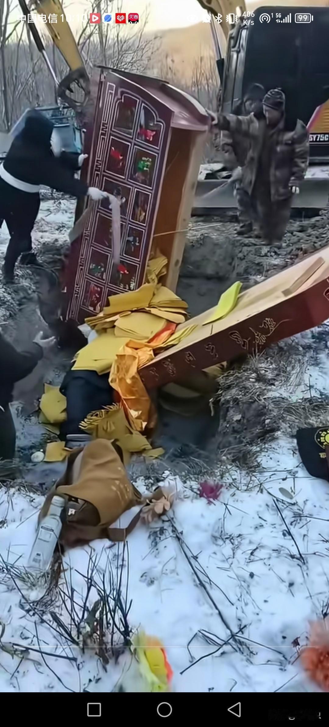 见棺发财，落棺失守。
谁的责任，人都掉出来了。
后人最难过，入土为安。
没想到多