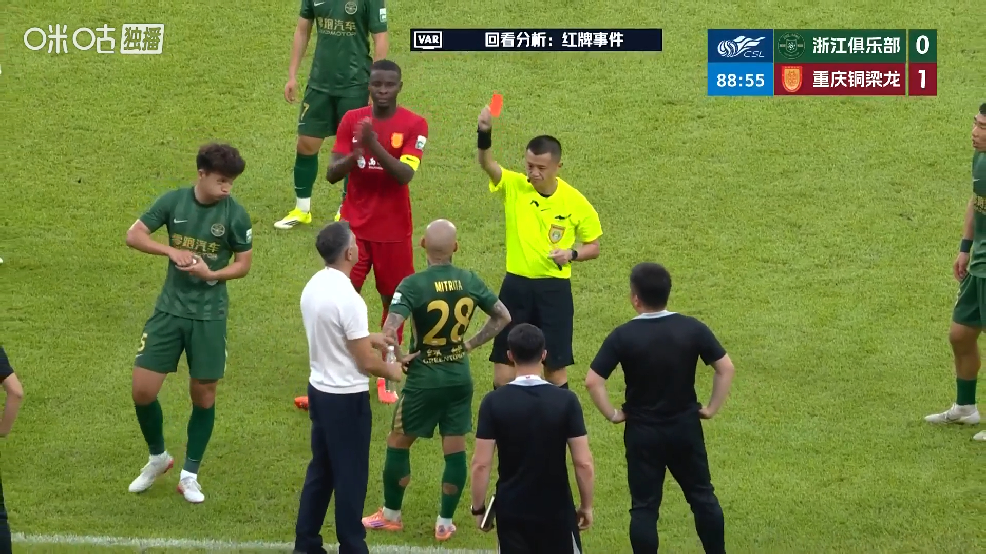 #米特里策红牌#  中超第4轮，浙江队坐镇主场迎战重庆铜梁龙。下半场第87分钟，