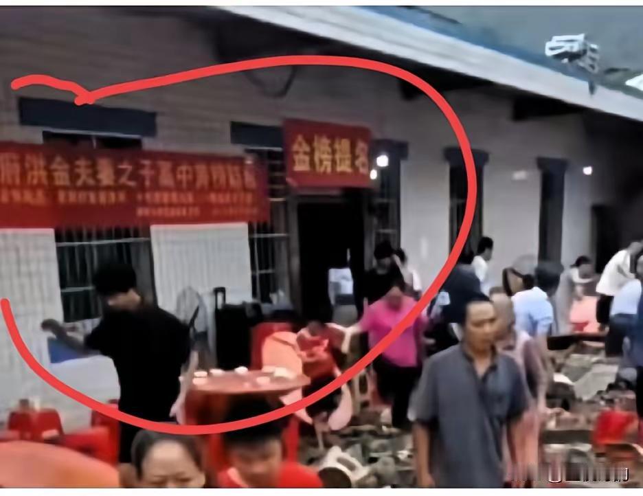 按理说，从事广告生意的老板，起码应具备一定的文化素养。即便不是大学毕业生，也应当