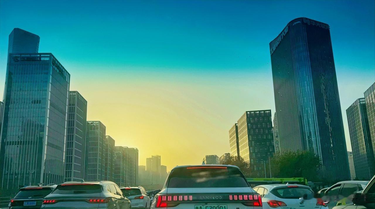 初八，工作日第一天，已经鸡飞狗跳了！

朋友刚挂了电话，一边上班开车一边控诉着自