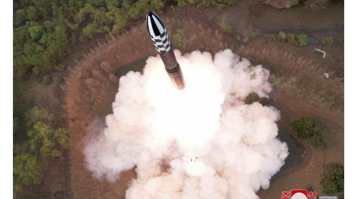 【特朗普赴韩前夕，朝鲜今早发射弹道导弹】据韩联社报道，韩军联合参谋本部于当地时间