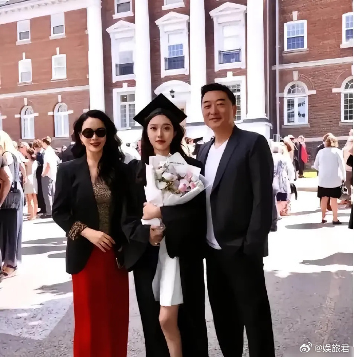 他俩竟然是夫妻啊，因戏生情，恩爱到现在都19年了。他们家18岁的女儿，长得真好，