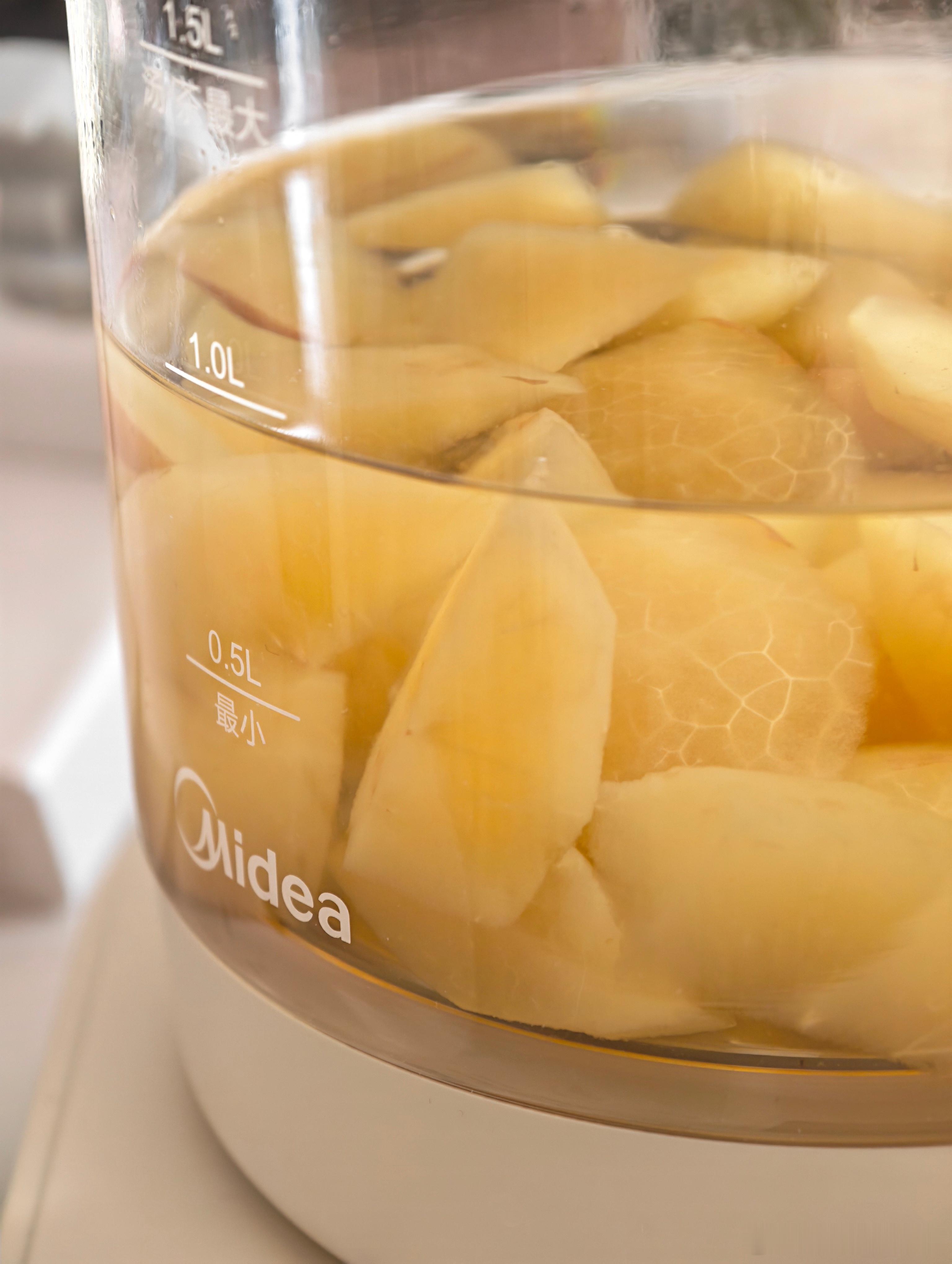 冬天天气干燥，煮一壶苹果水喝单纯苹果水有点酸，加点蜂蜜后好多了