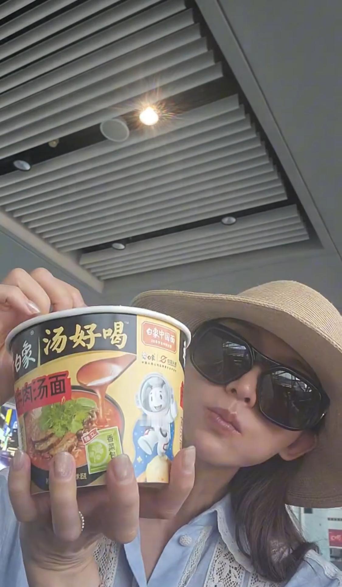 没想到林志玲也爱吃泡面，她还展示了泡面的品牌，分别有白象和统一，都是值得国民信赖