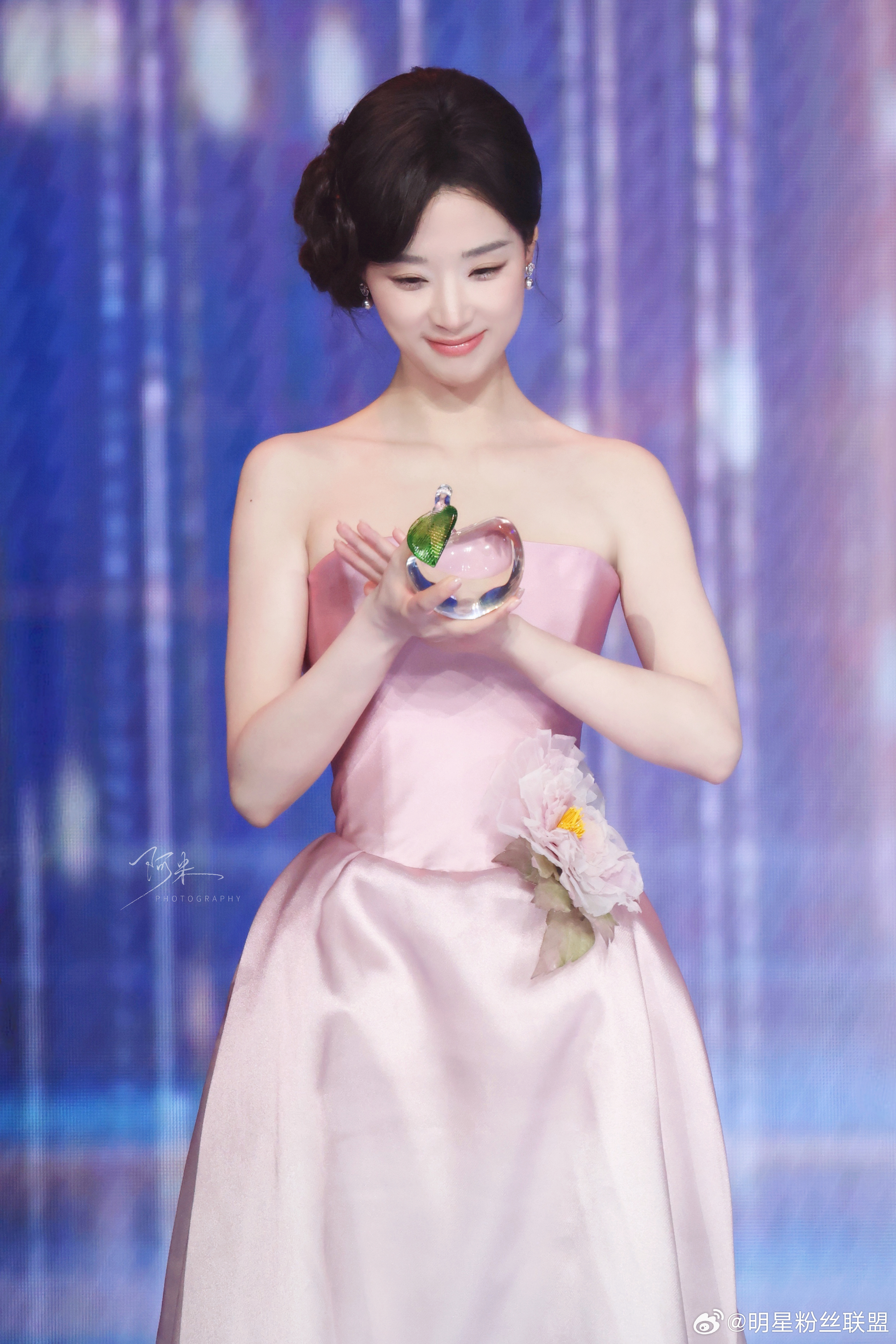 王小亿内场这个美 内场的这套粉色礼裙，直接变身“人间富贵花”！完美的骨相支撑起最