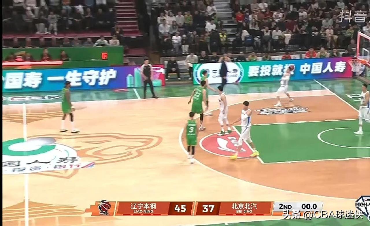 七次失误还能领先10分，北京男篮打的是真烂

辽宁男篮在上半场出现了七次失误，而
