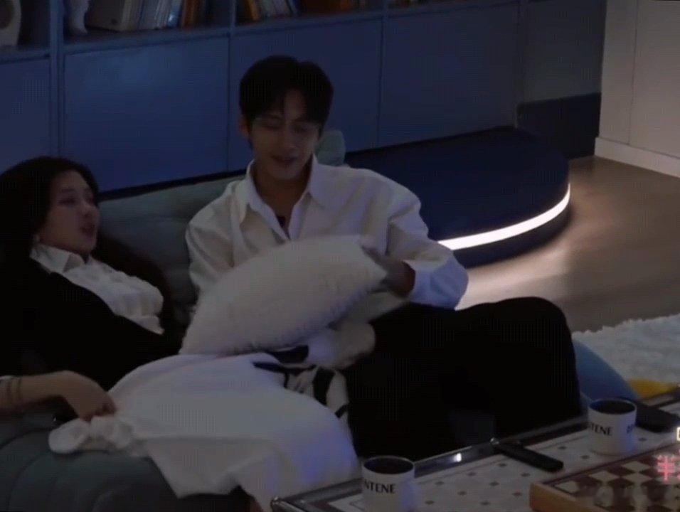 徐绿杨周佑凌沙发甜蜜柳柳周佑凌沙发甜蜜徐绿杨周佑凌沙发甜蜜，这个氛围！ 