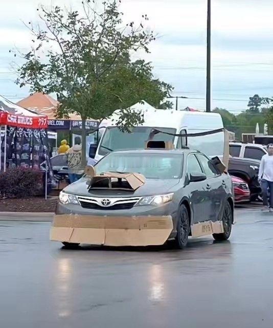 凯美瑞为什么用纸壳子？？？纸壳子比车身还结实吗？？？