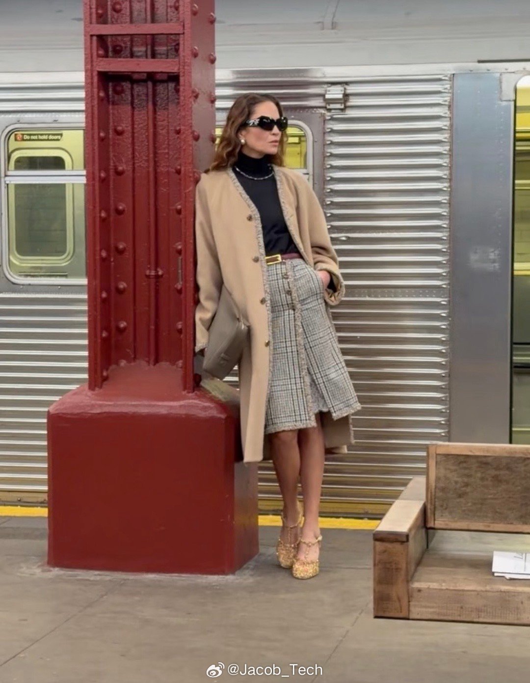 香奈儿大秀 笑死，上次的成衣秀说像打工服这次高级工坊直接把秀场搬到了地铁🚇也是