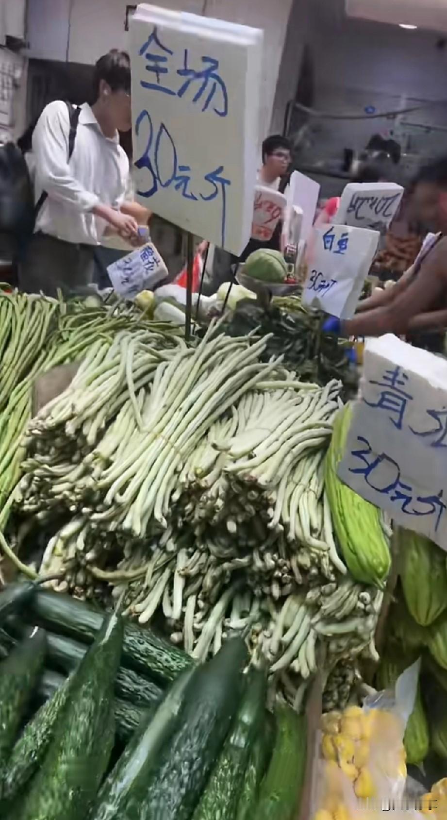 都在抢，都以不同方式都在抢，
这么贵，吓人，买个边抢菜，卖菜的也抢，台风又不是一