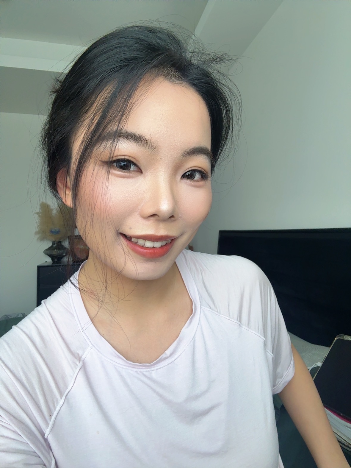 今日妆容，看着淡，其实没少下料。长脸尖脸容易出美女，偏成熟，但是浓妆容易显老，普