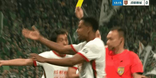 韦世豪这个动作，应该属于报复行为，鲁莽行为，单纯一个黄牌可能有点轻了。这就是在国