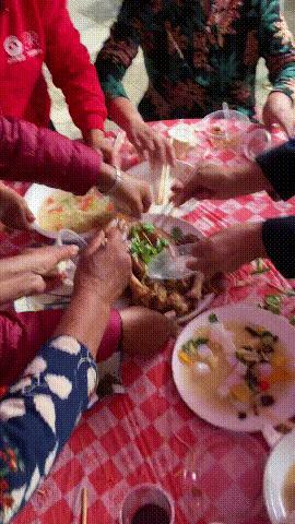 农村人吃席还是挺讲究的，抢成这样都没直接上手[大笑]