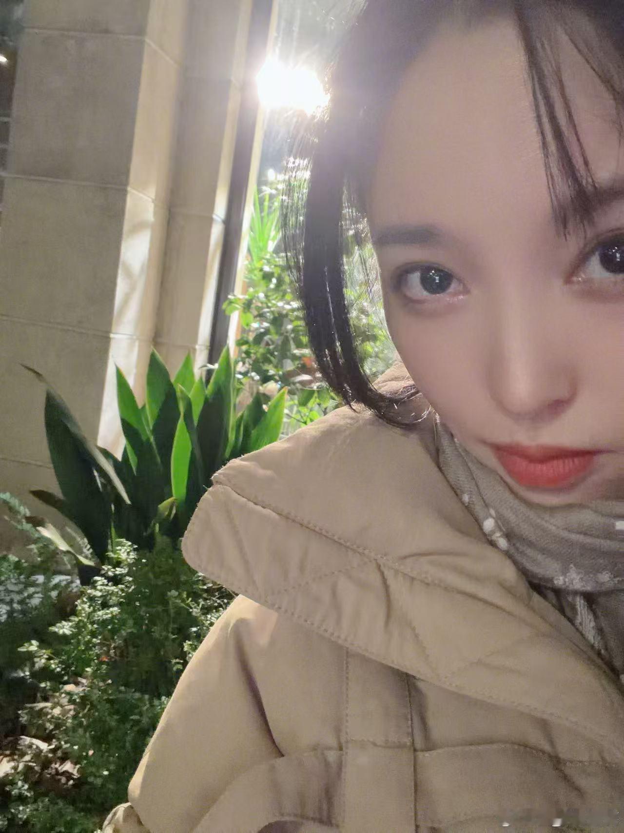金莎媒体发布会孕相妻子的浪漫旅行金莎和孙丞潇一起现身综艺见面会，一身宽松长裙衬得