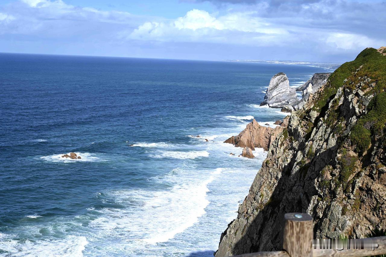 【旅拍记录】伫立在欧洲大陆的尽头罗卡角，眼前是无边无际的蔚蓝海洋。“陆止于此，海
