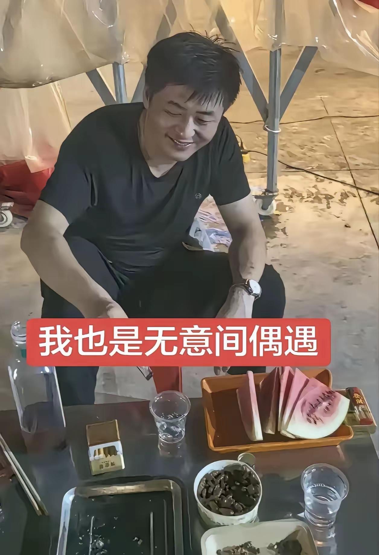 为什么大家不反感烧烤摊主陈杰？
真相就2条，全是硬核事实。
第一，没有专业团队，
