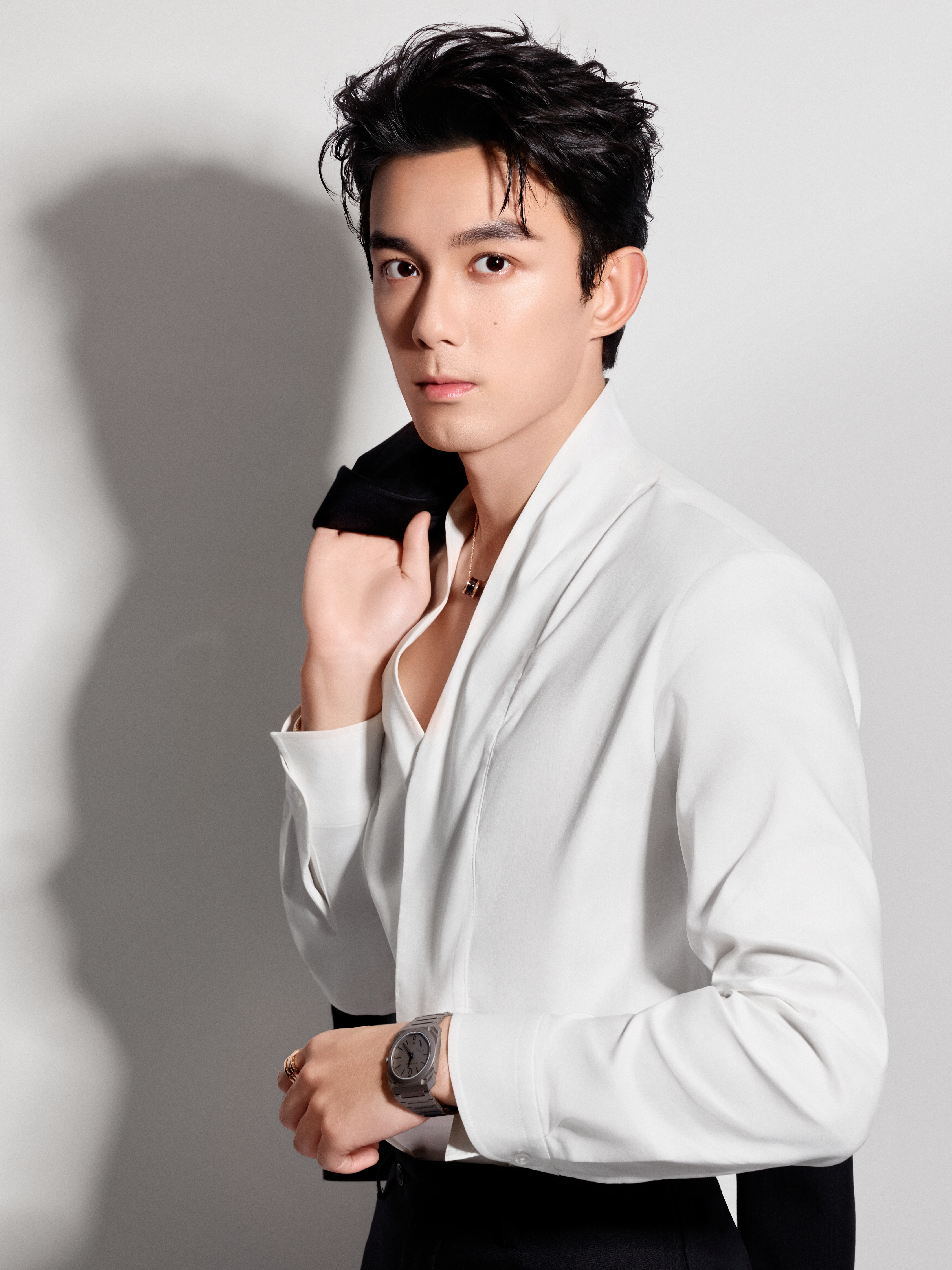 吴磊 in BVLGARI品牌线下活动造型大片，身着黑色青果领西装搭配白色宽襟交