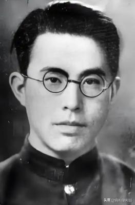 1942年，地下党郑文道求死未果被日军囚于医院。护士换药时总多给一张纱布，他猛然