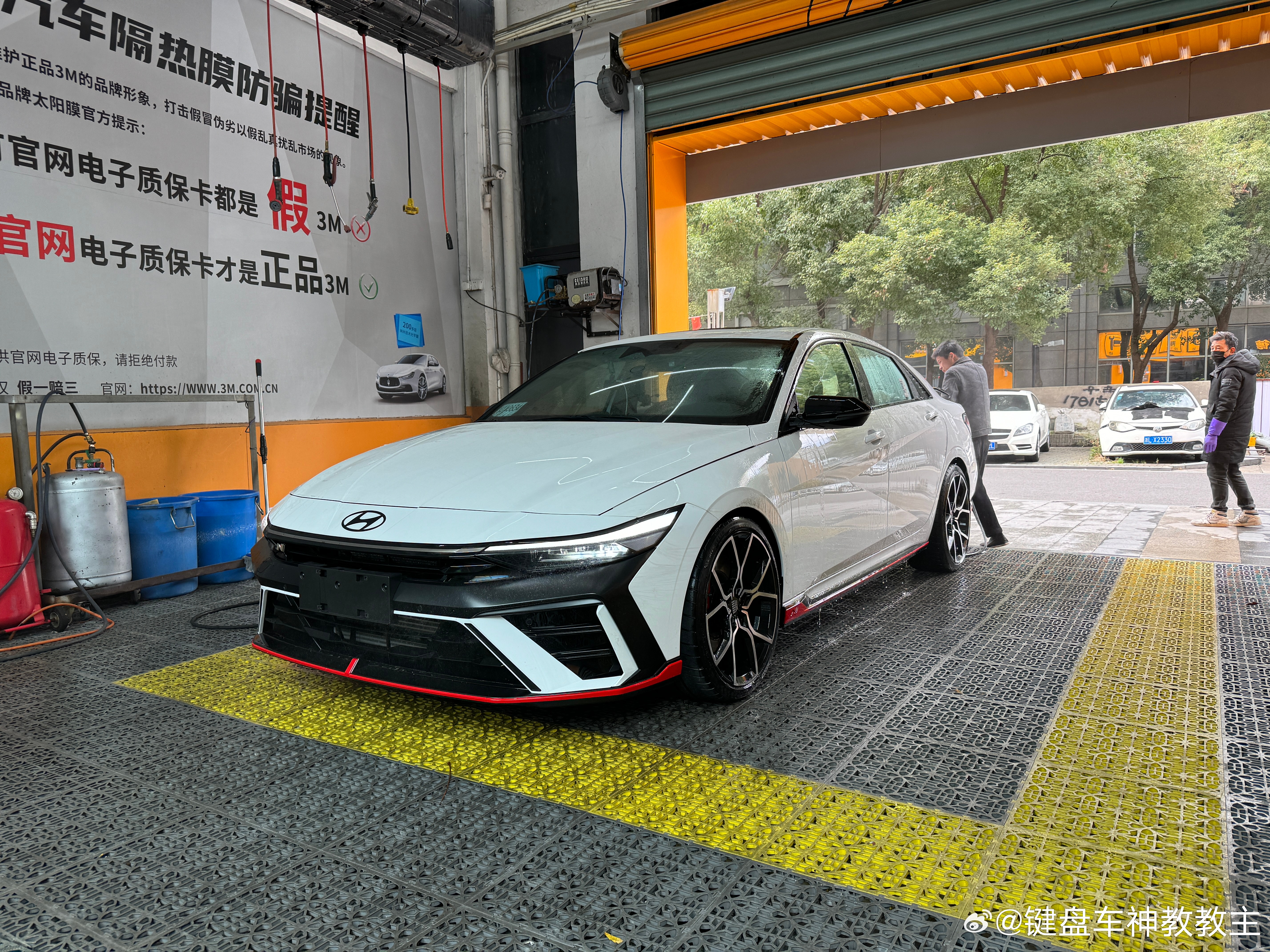 原厂8J轮毂配245真太窄了，换成19×9J就非常协调，正好齐边，很饱满。再配上