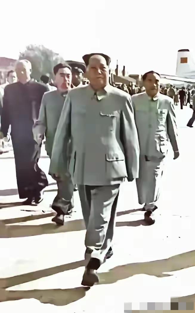 今天，给毛主席他们端一碗热饺子！儿子一听这话，这年味儿瞬间就满了！今年腊月二十九