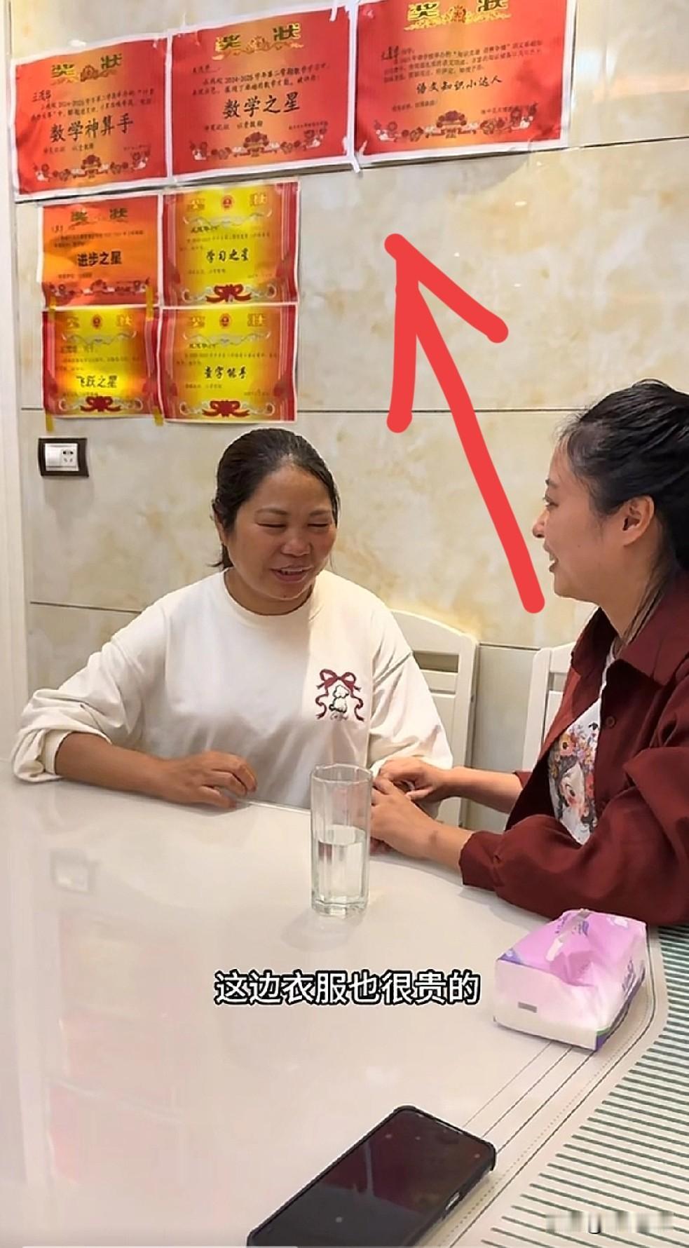 你会把孩子的奖状贴墙上吗？在王晓举四川阆中的家中，墙上贴着很多幅奖状。看来他也很