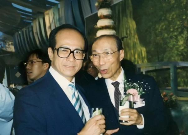 1988年，李嘉诚和邵逸夫在一场酒宴上的同框照。那时候的李嘉诚真的是意气风发，自