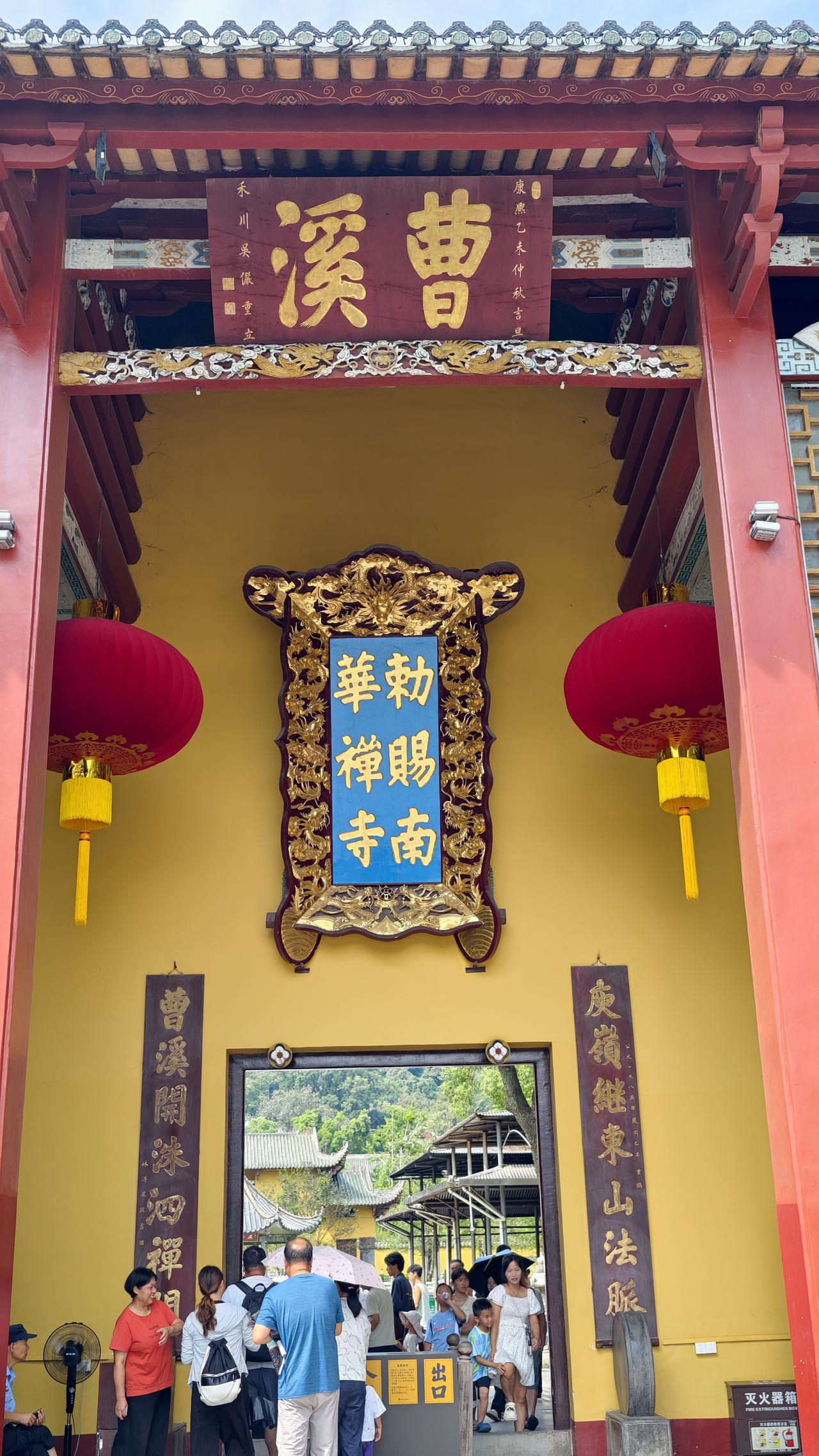 南华寺六祖惠能、憨山大师、丹田祖师的真身
六祖慧能大师的真身在南华寺，旁边还有憨