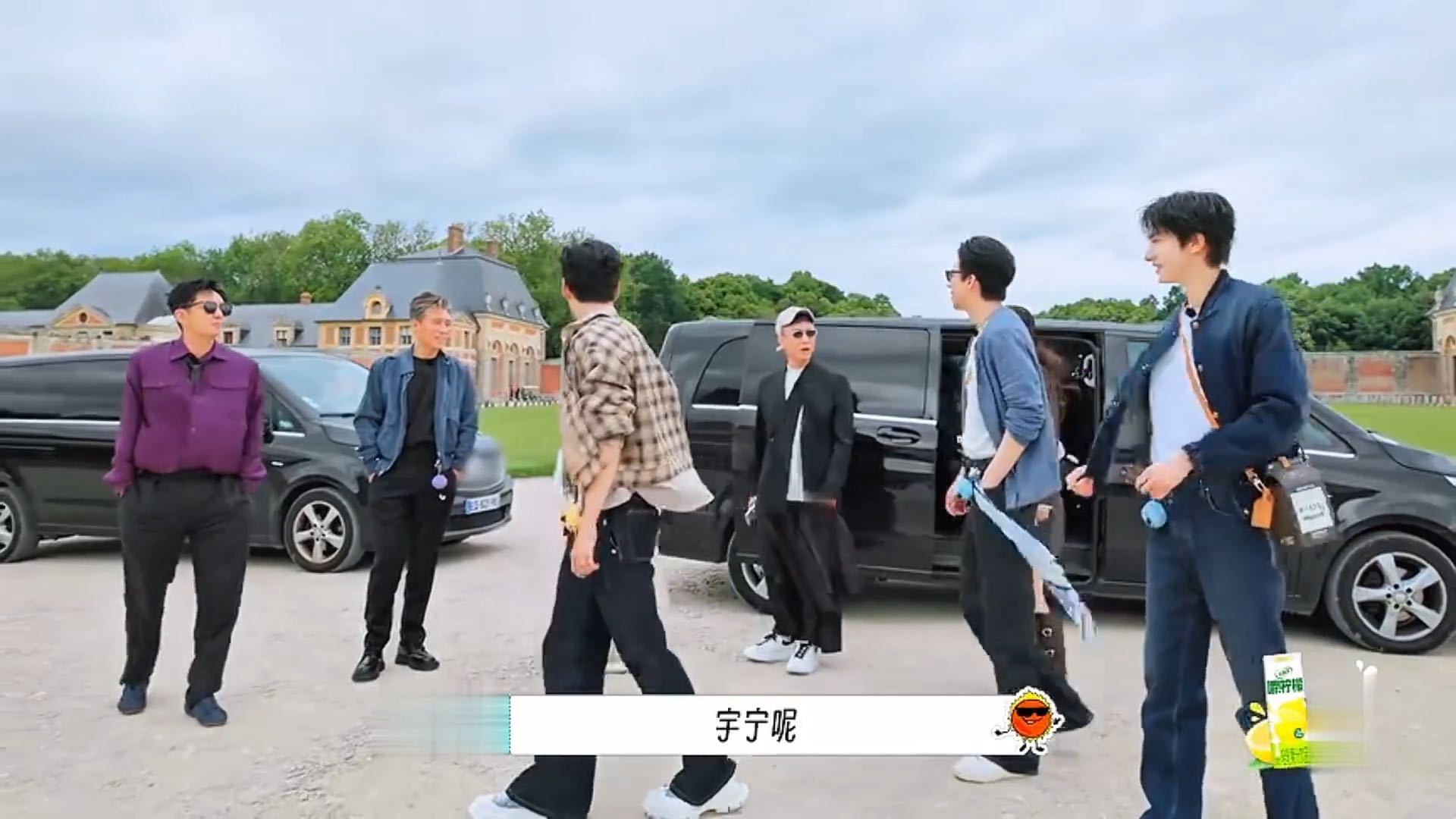 刘宇宁就在眼前孙红雷还在找孙红雷没看见那么大一个刘宇宁近距离寻人上演搞笑桥段，孙